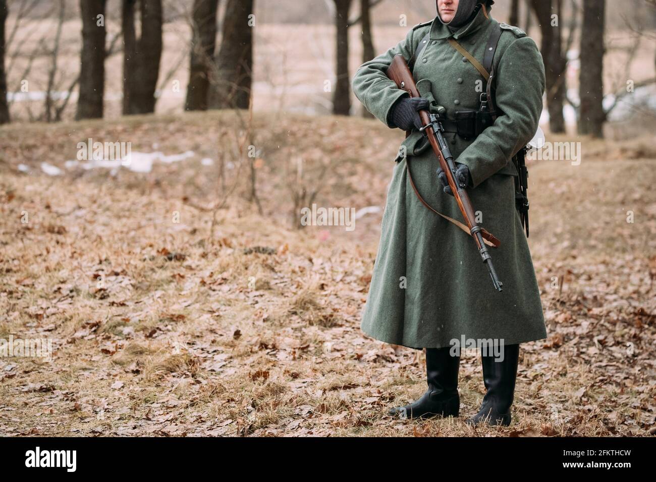 Munición militar alemana de un soldado alemán en la Segunda Mundial Ropa cálida de otoño, abrigo de soldado, guantes, rifle Fotografía de stock Alamy