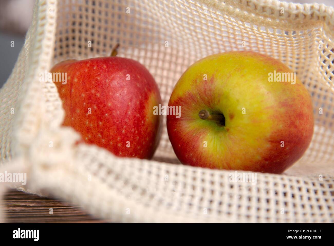 Manzanas en una bolsa respetuosa con el medio ambiente, bolsa ecológica con manzanas frescas rojas con espacio de copia, fruta, salud, espacio de concepto de medio ambiente para texto. Foto de stock