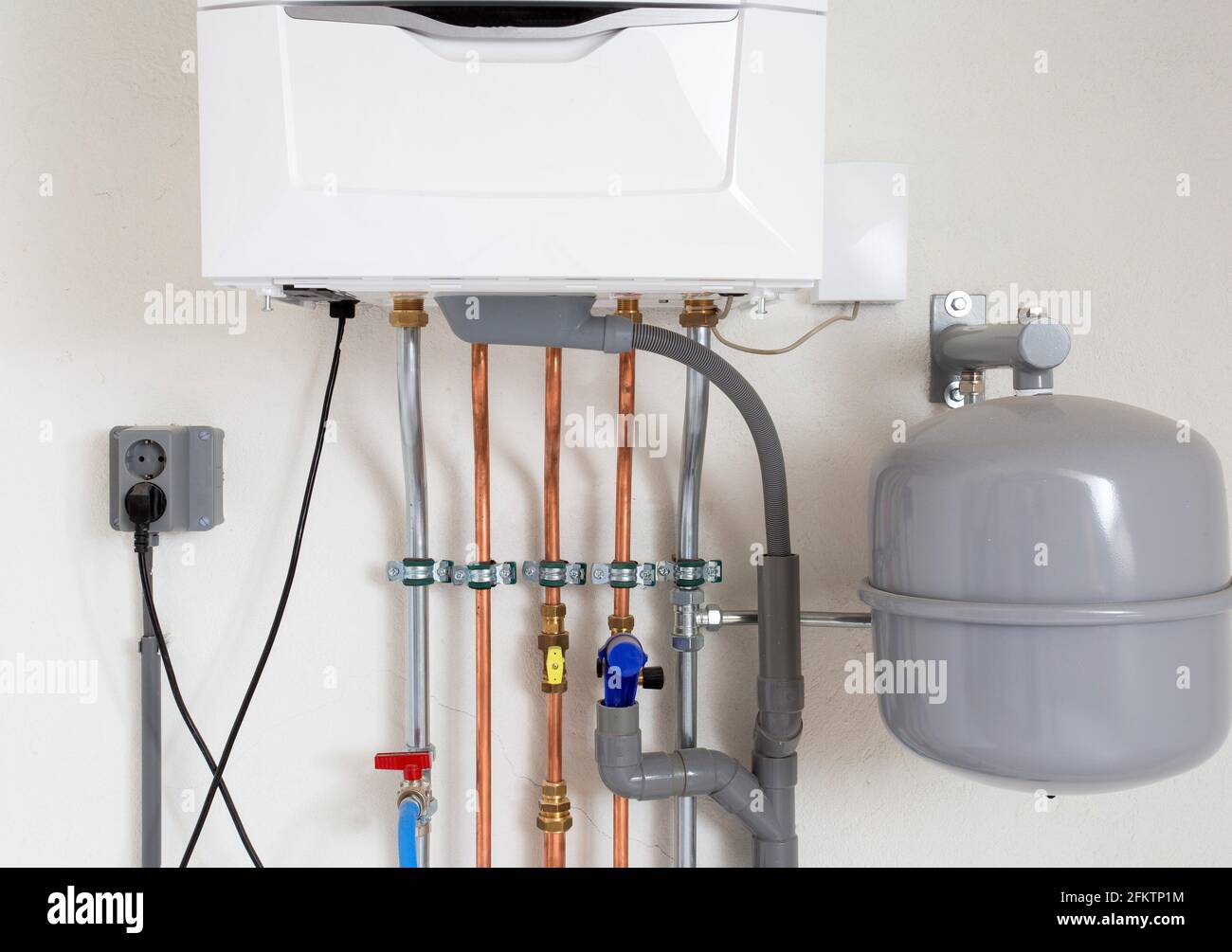 Nueva caldera de gas, sistema de calefacción con tuberías de cobre,  válvulas y otros equipos en un sistema de calefacción de gas sala de  calderas, moderno en la nueva casa de pared