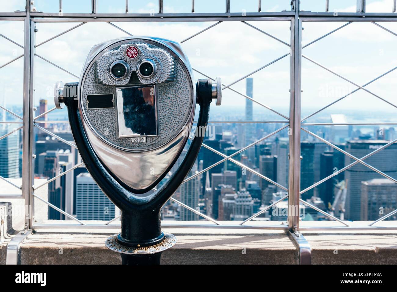 Viejos prismáticos contra el paisaje urbano de Nueva York. Viajes y lujuria, búsqueda o conceptos de curiosidad. Foto de stock
