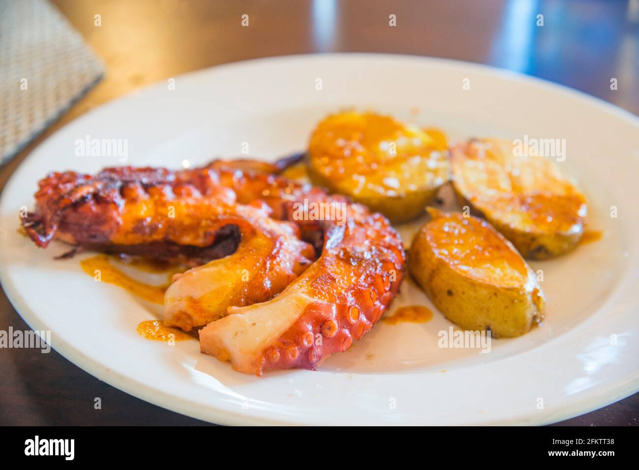 Pulpo a la plancha con patatas fotografías e imágenes de alta resolución -  Alamy