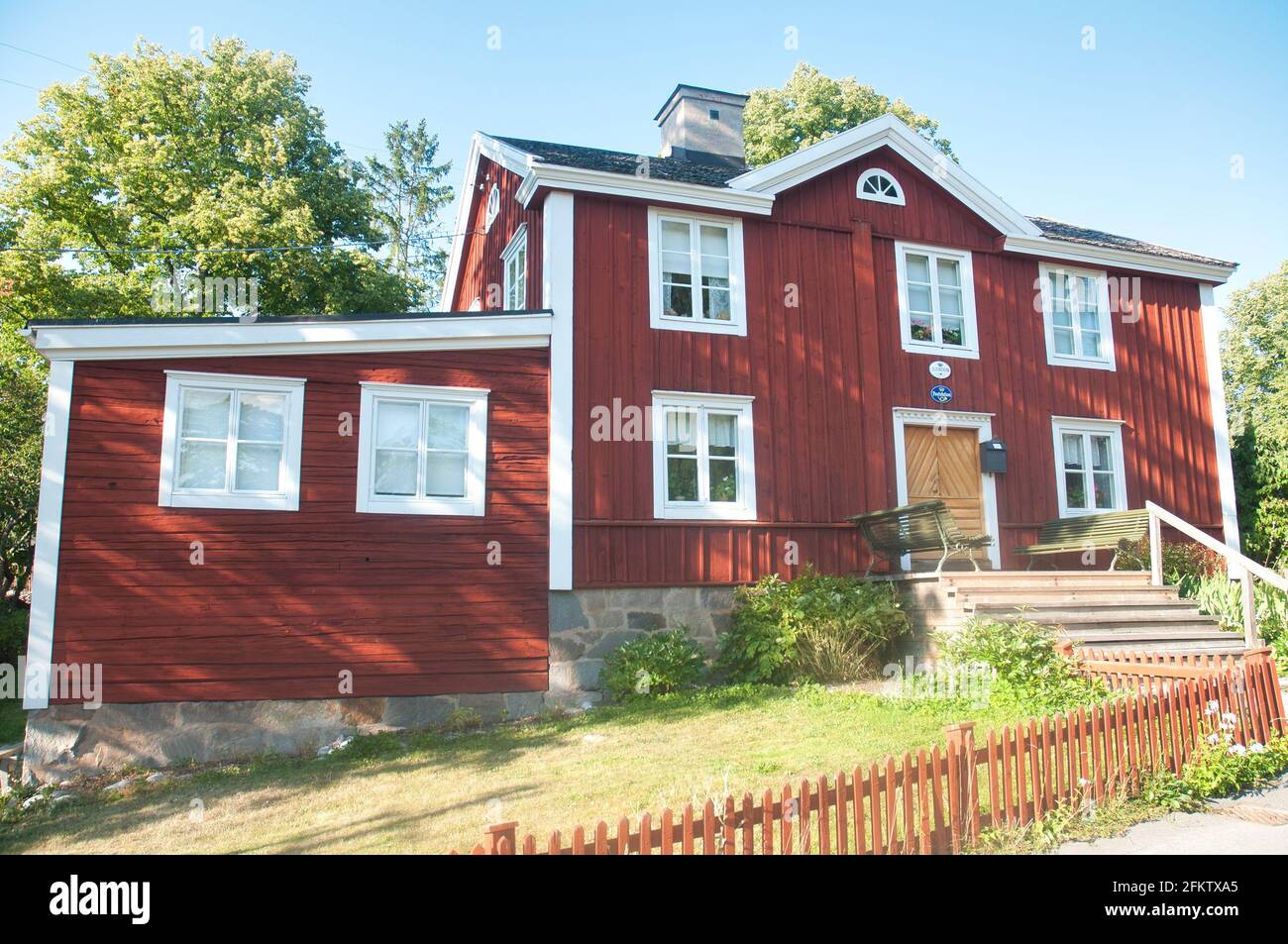 Antigua casa roja tradicional en Skansen, Estocolmo Foto de stock