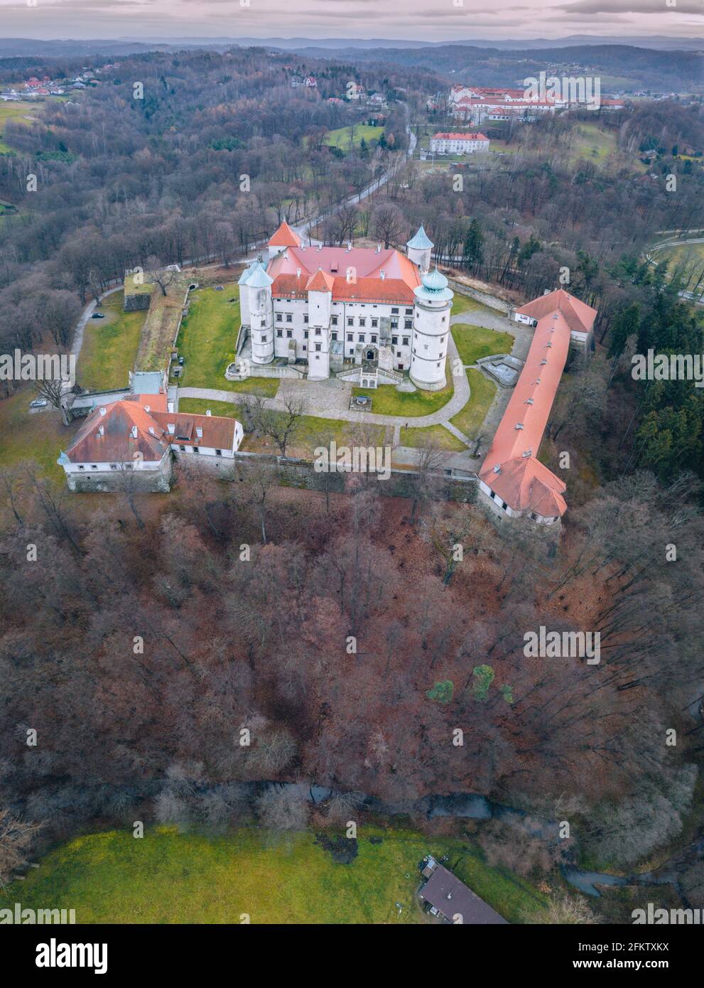 Wisnicz Castillo en la colina. Wisnicz, Pequeña Polonia, Polonia. Foto de stock