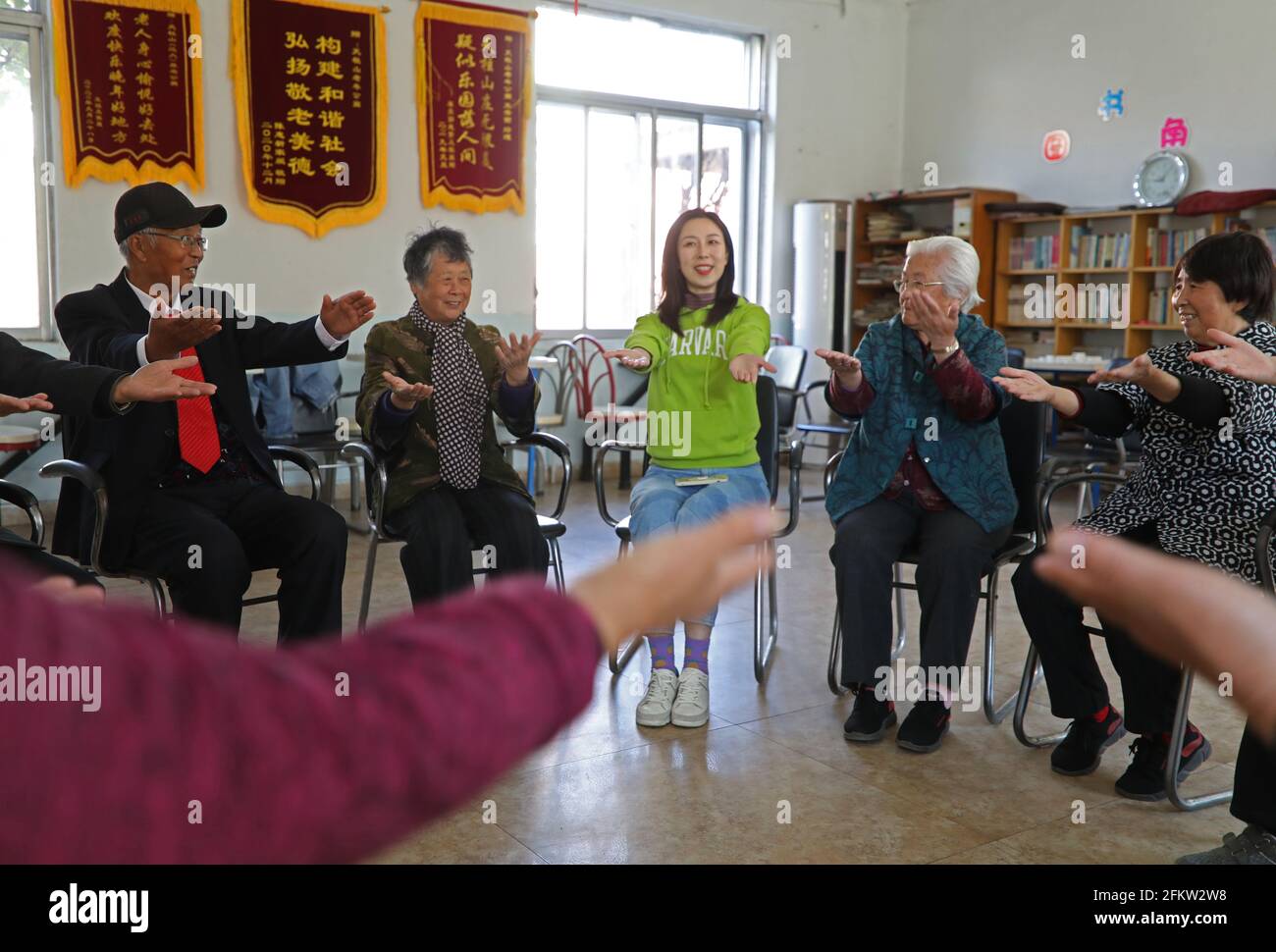 210504) -- SHENYANG, 4 de mayo de 2021 (Xinhua) -- Chen Si juega juegos  psicológicos con las personas mayores en el Hogar de Enfermería de  Tianzhushan en Shenyang, capital de la provincia