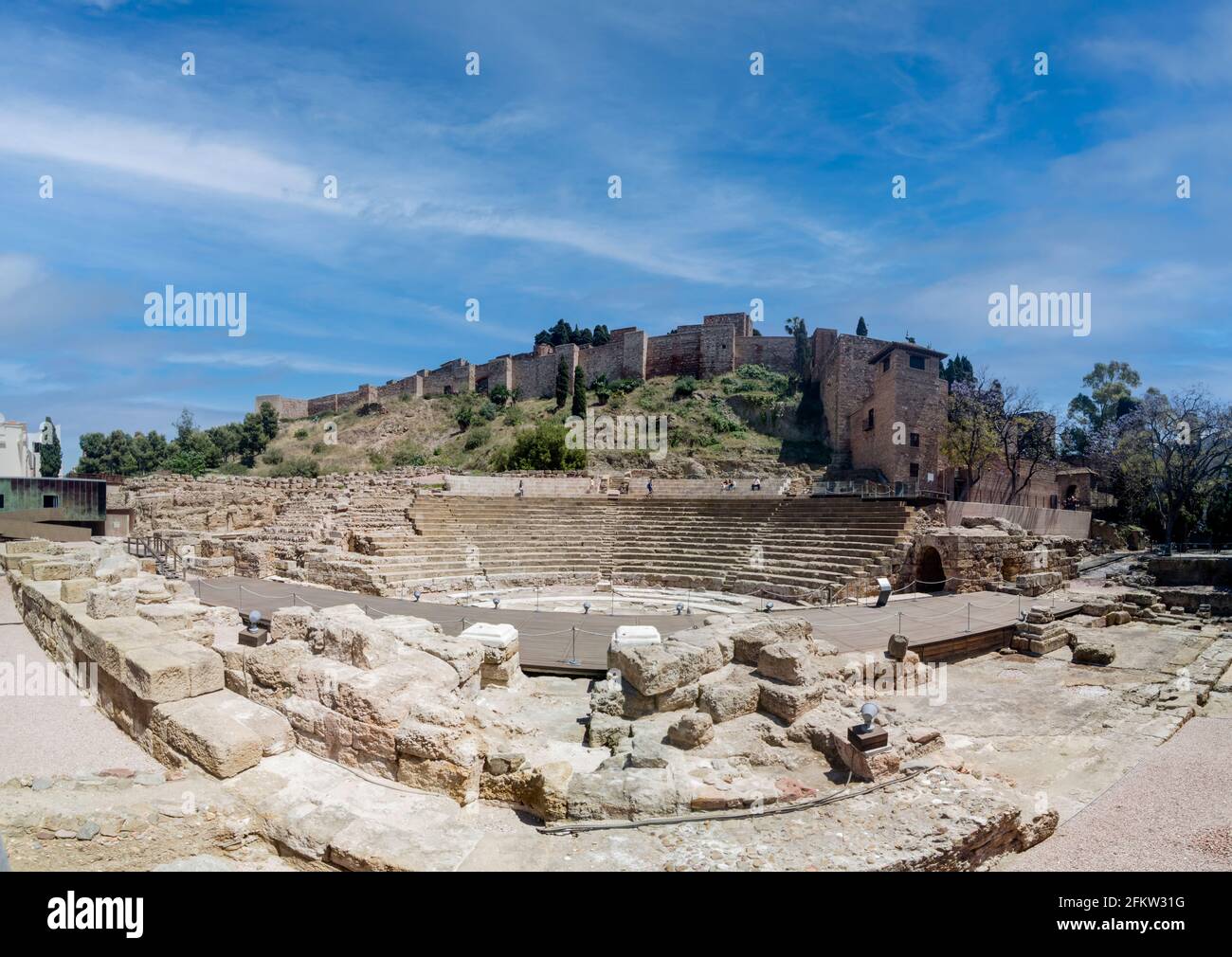 El teatro romano y la Alcazaba de Málaga visto desde calle alcazabilla Foto de stock