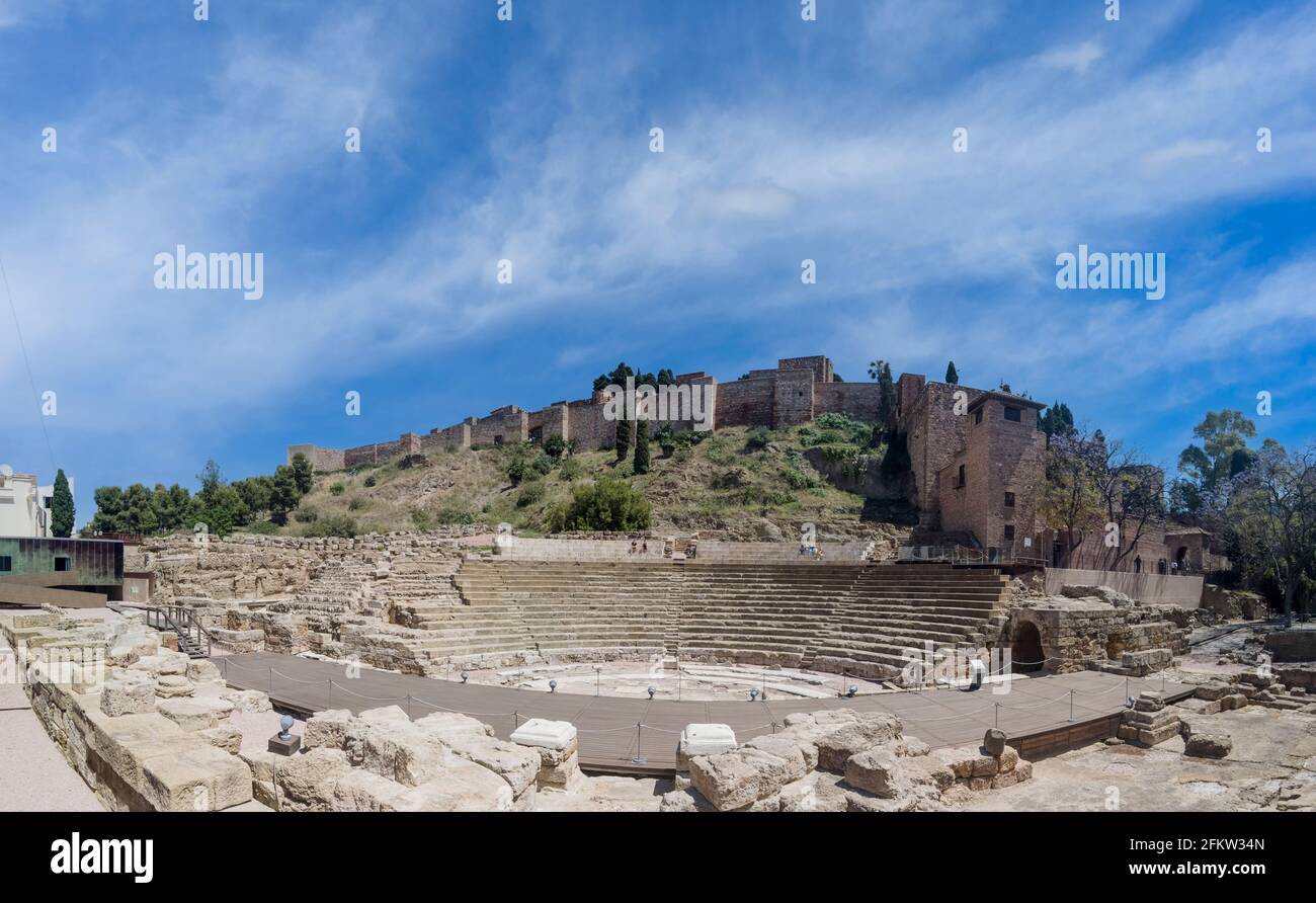 El teatro romano y la Alcazaba de Málaga visto desde calle alcazabilla Foto de stock