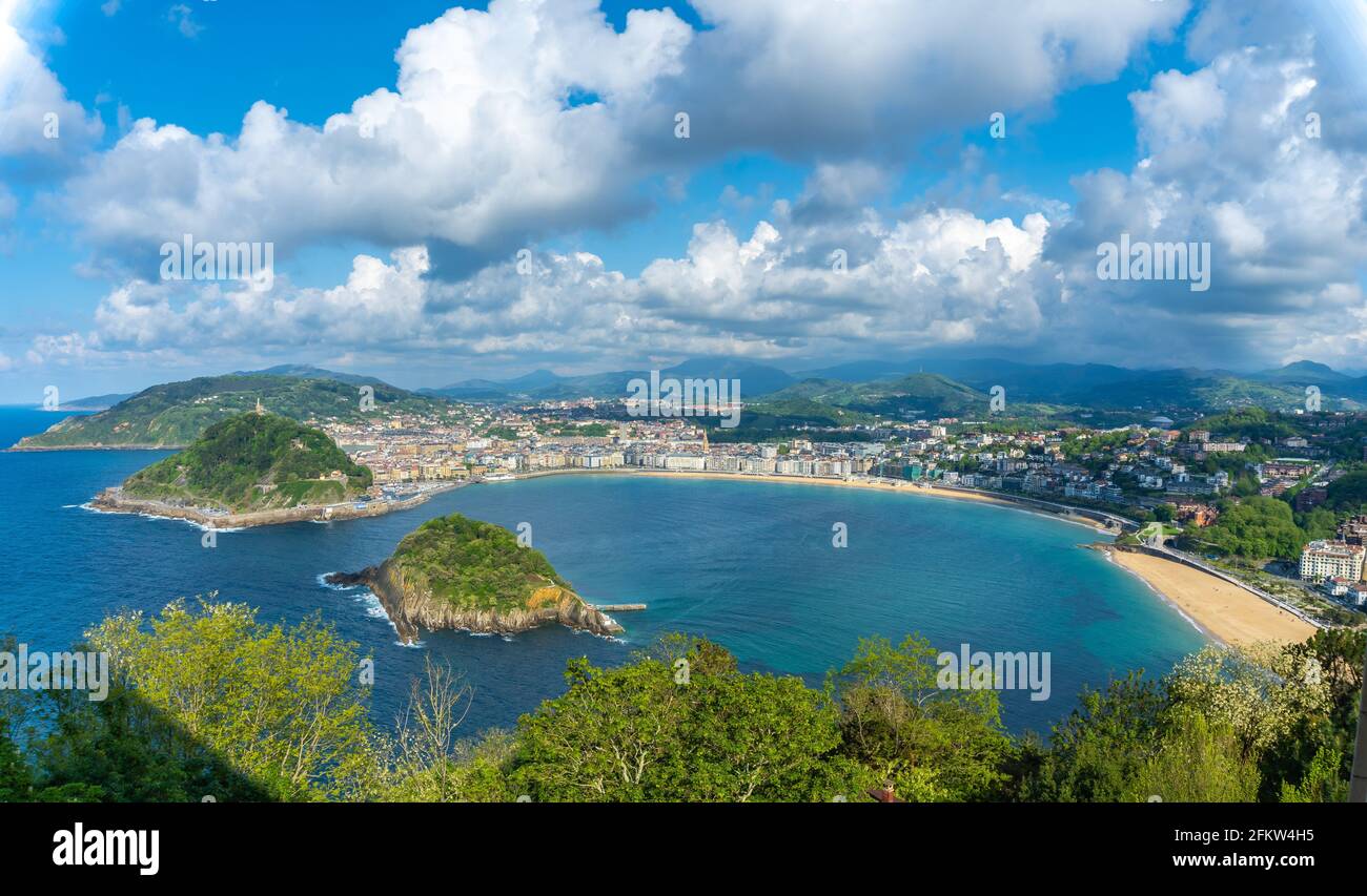 Vista panorámica de la ciudad de San Sebastián desde el Monte Igeldo, Gipuzkoa. País Vasco, España Foto de stock