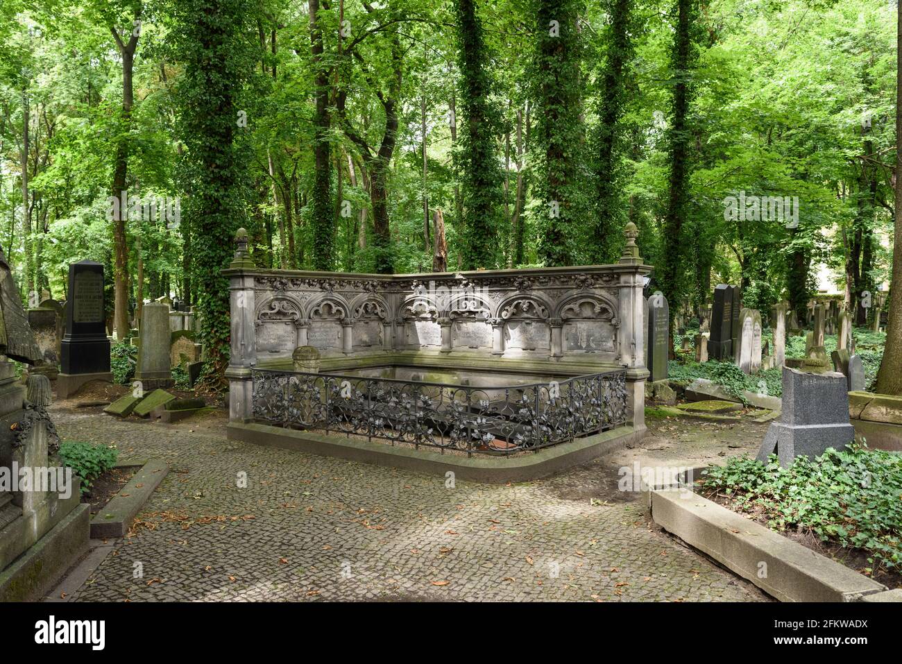 Berlín. Alemania. Tumba del pintor judío alemán Max Liebermann (1847-1935) en el cementerio judío de Schönhauser Allee, Prenzlauer Berg. Foto de stock
