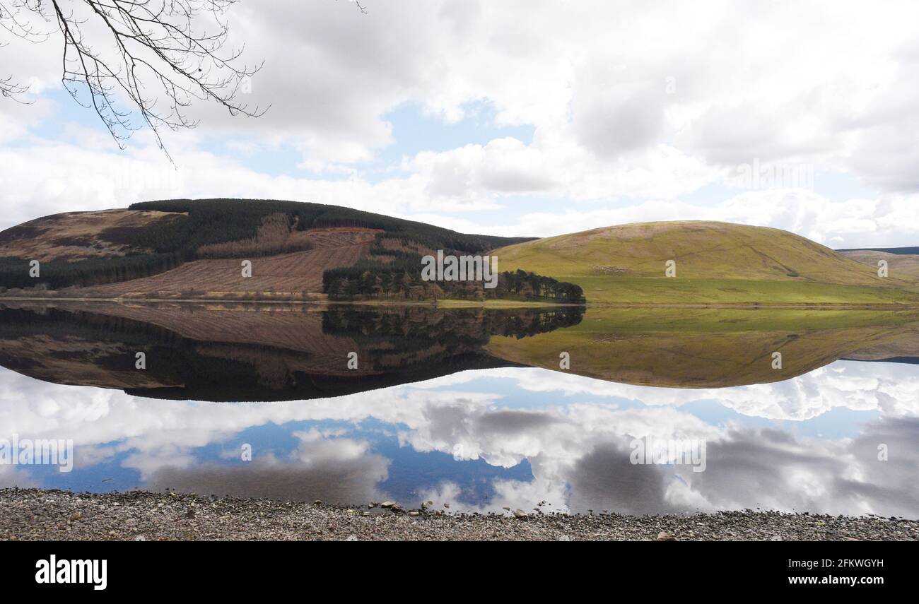 St Mary's Loch Selkirkshire. Escocia 14th Abril 21 Reflexiones sobre el lago de Santa María es el lago natural más grande de las fronteras escocesas, de 3,1 millas de largo Foto de stock