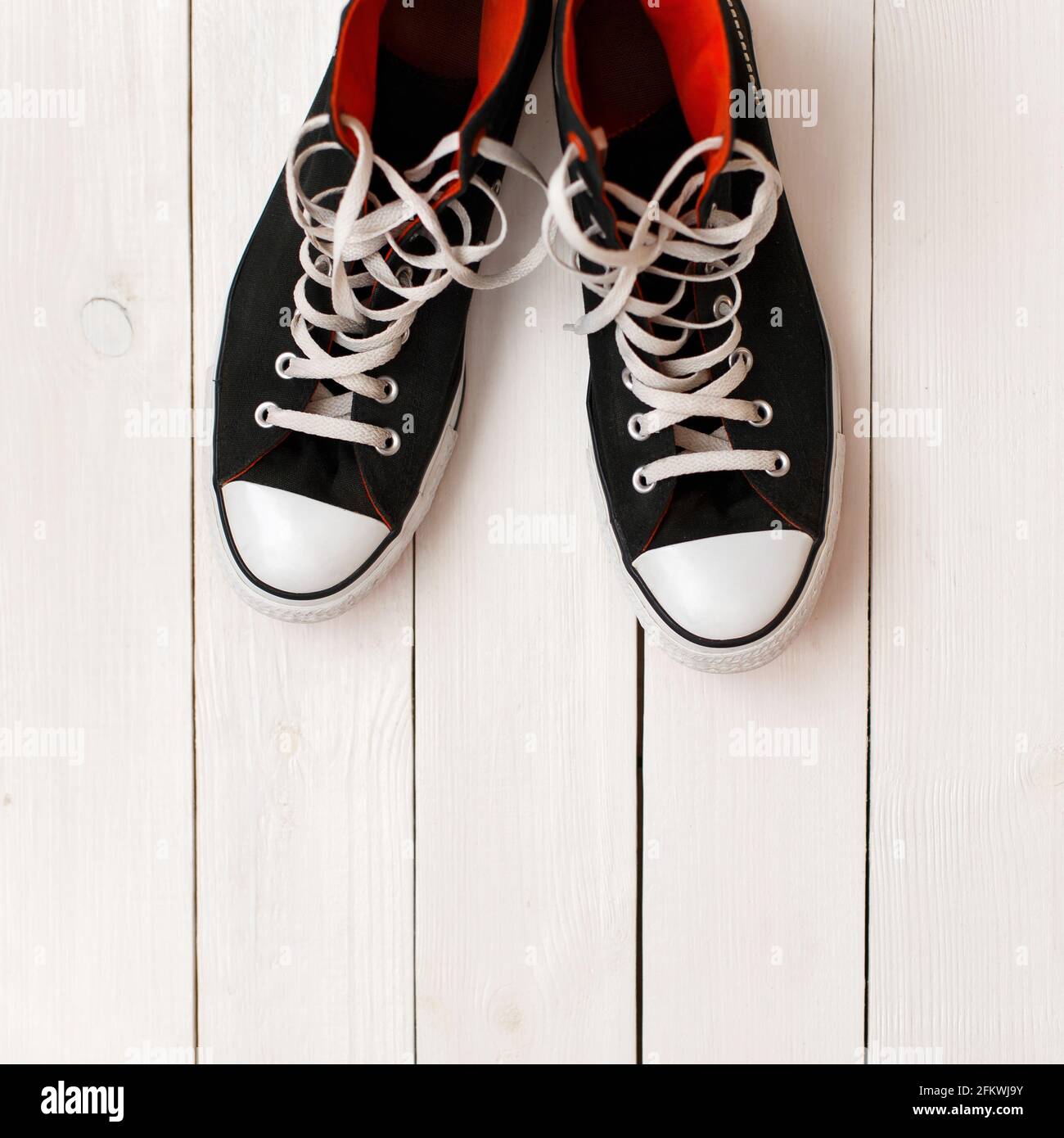 Que agradable depositar Costoso Zapatos negros modernos y con estilo sobre fondo de madera blanco  Fotografía de stock - Alamy