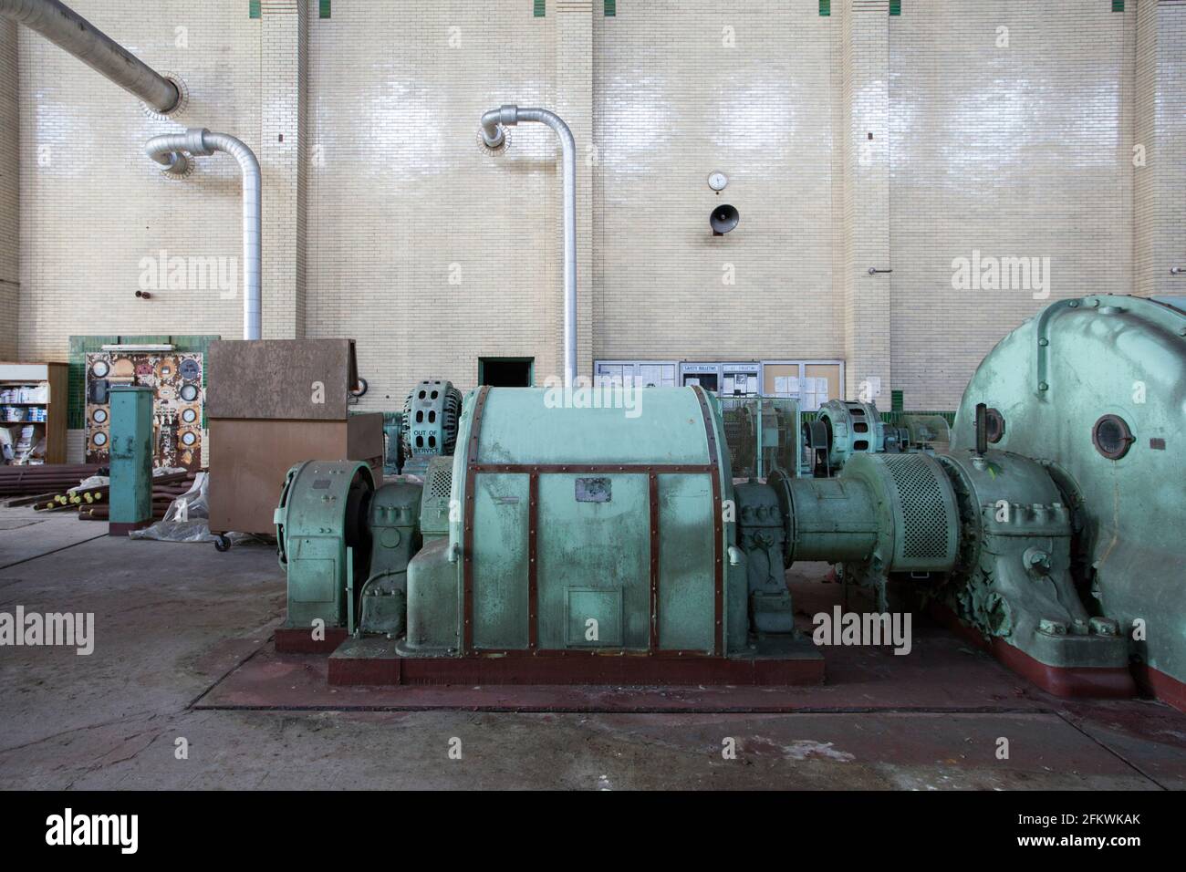 Interior de la planta de energía industrial abandonada en descomposición. Foto de stock