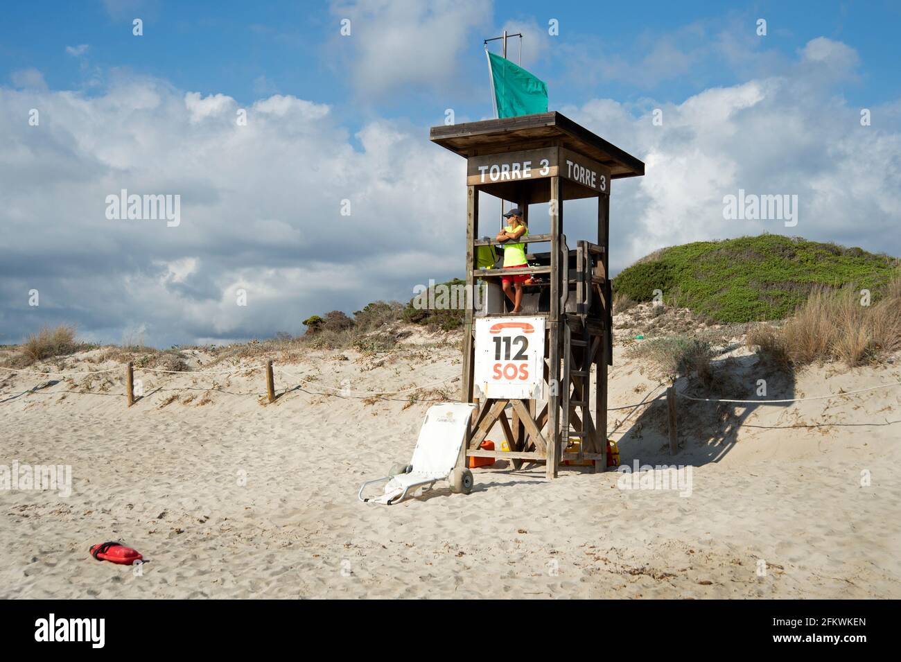 mujer socorrista en su estatioin en la playa de son bou menorca Foto de stock