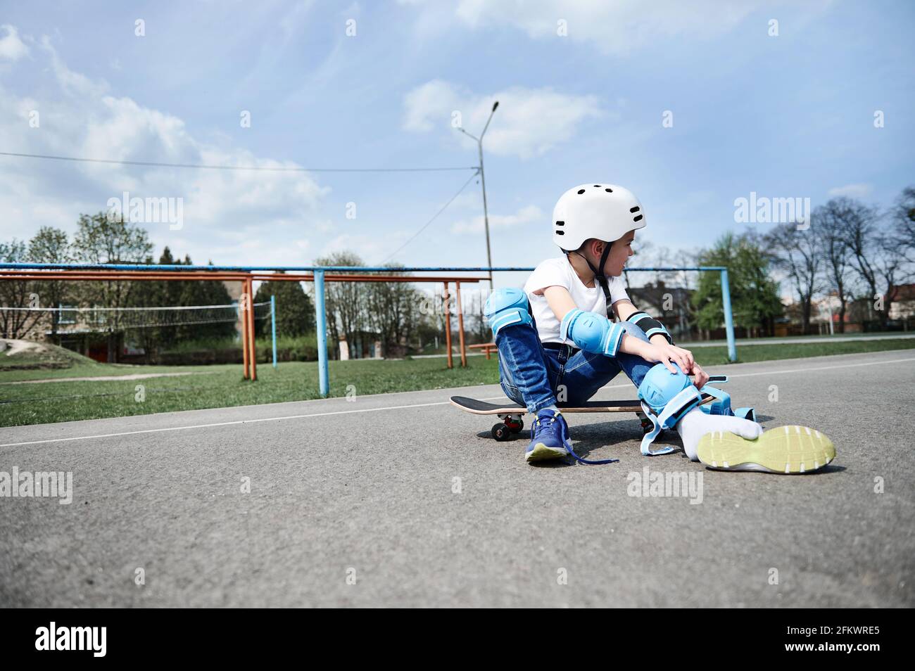 Skateboarder Infantil Monta En Patineta En La Calle. Niño En Una Ciudad De  Verano. Niño Pequeño Niño Pequeño Montando Skateboard E Imagen de archivo -  Imagen de elegante, manera: 264385035
