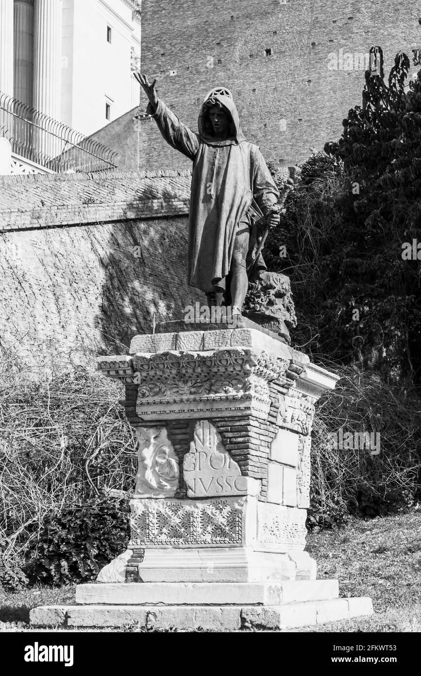 Foto en blanco y negro de la antigua escultura de mármol de Roma mostrando a un hombre en la capucha de pie y levantando su mano Foto de stock
