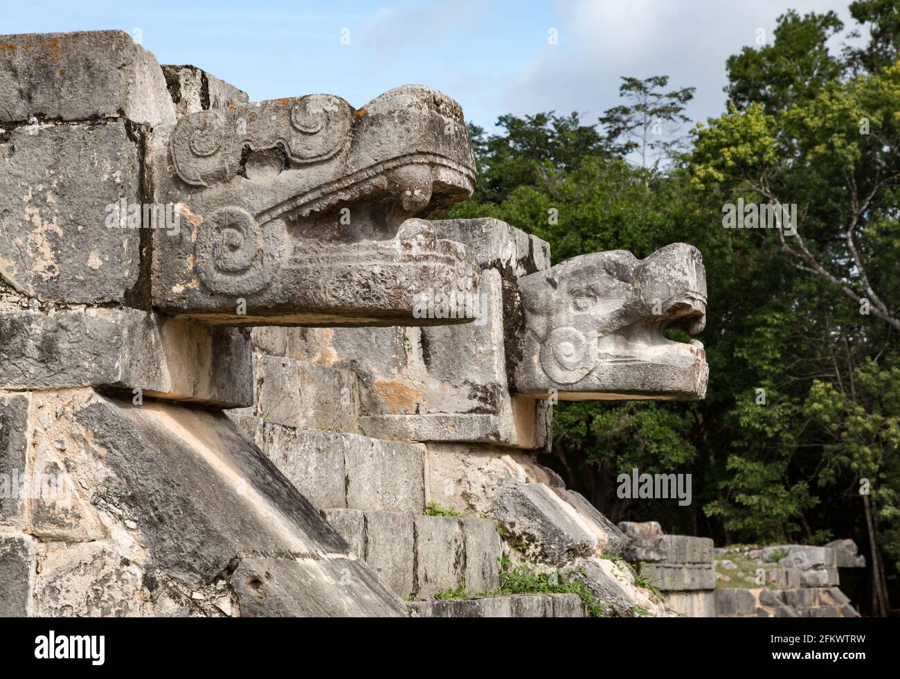 Esculturas de cabeza de serpiente en la placa de águilas y jaguares, Chichén-Itza, Yucatán, México Foto de stock