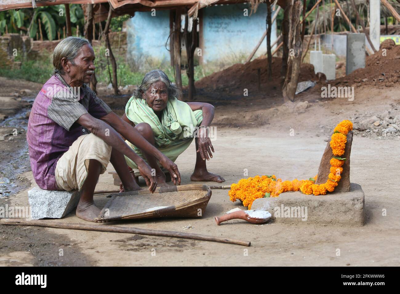 Pareja de ancianos tribales actuando Dev puja en la aldea de Lanjigadh en Odisha, India. TRIBU DESIA KONDHA Foto de stock