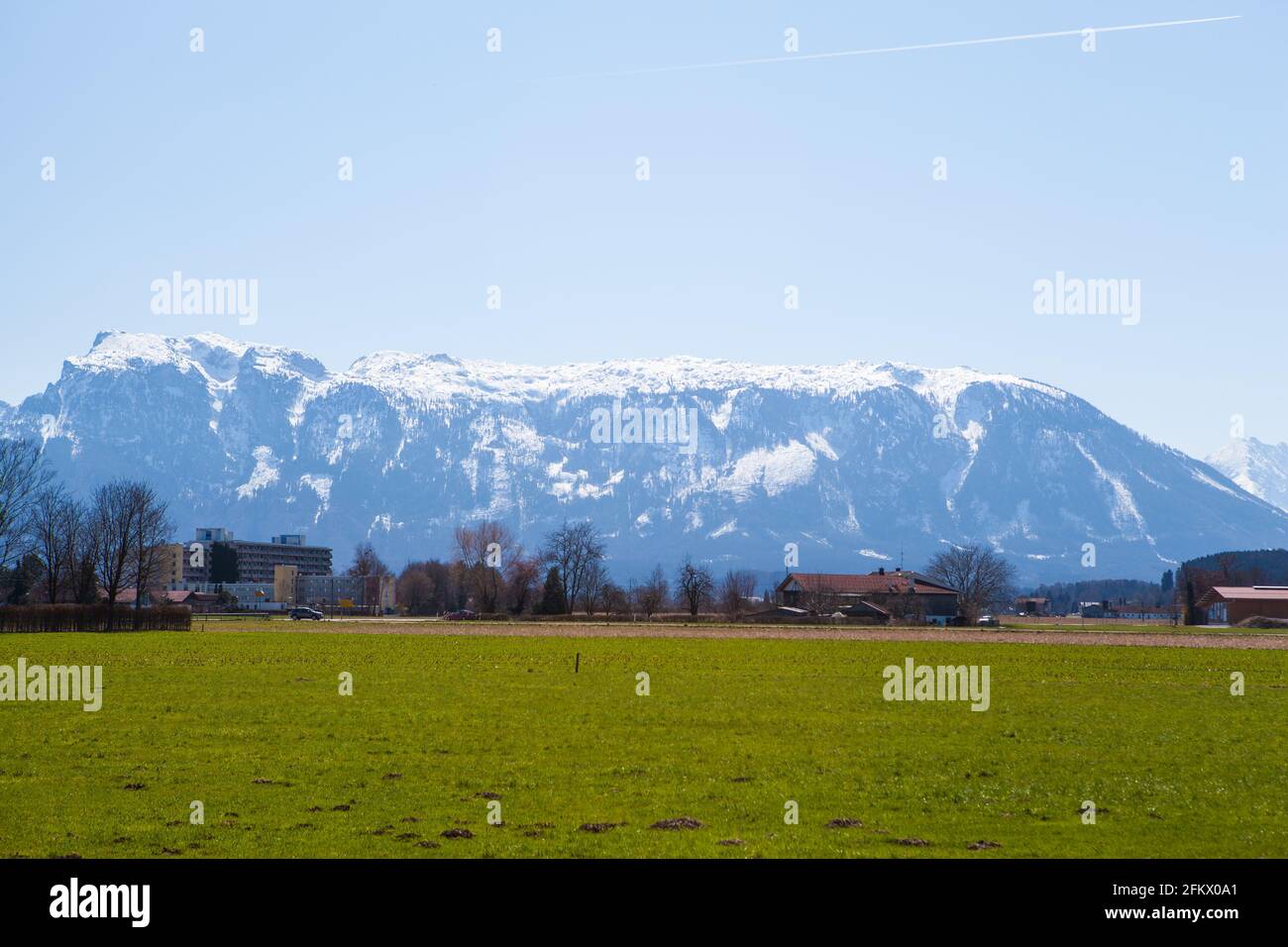 Montañas nevadas bajo el sol en la Tierra de Berchtesgadener Foto de stock
