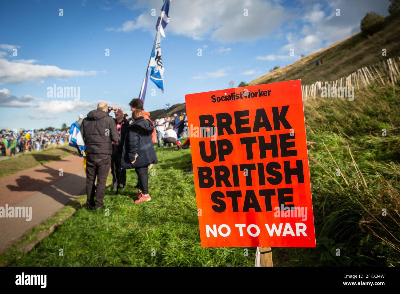 ESCOCIA / EDIMBURGO / Firme con 'romper el estado británico 'que está a favor de la independencia escocesa marcha el 6.10.2018 en Edimburgo, Reino Unido. Foto de stock
