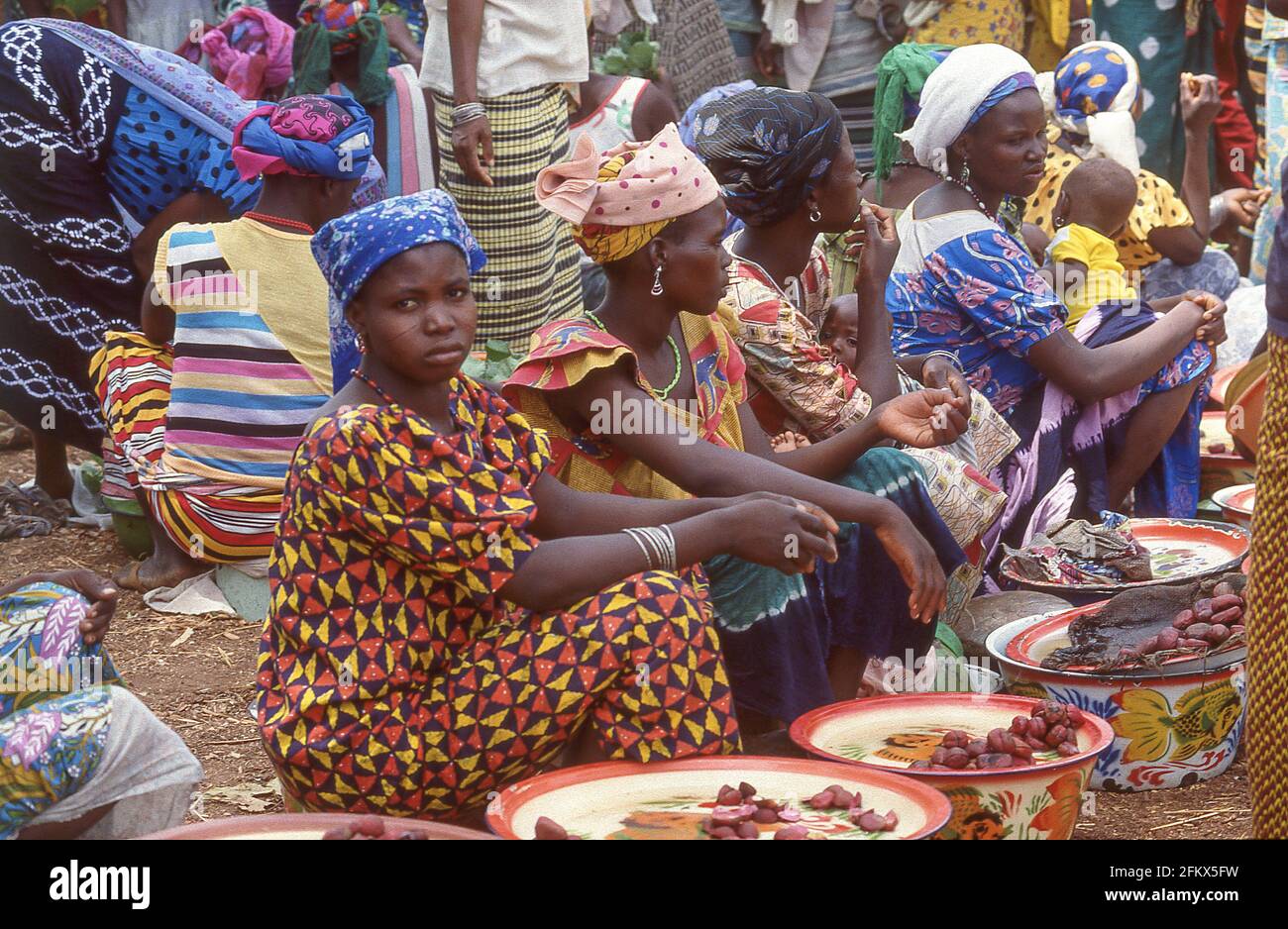Mujeres de aldea que venden alimentos en el mercado, Sanmatenga, Región Centro-Norte, Burkino Faso Foto de stock