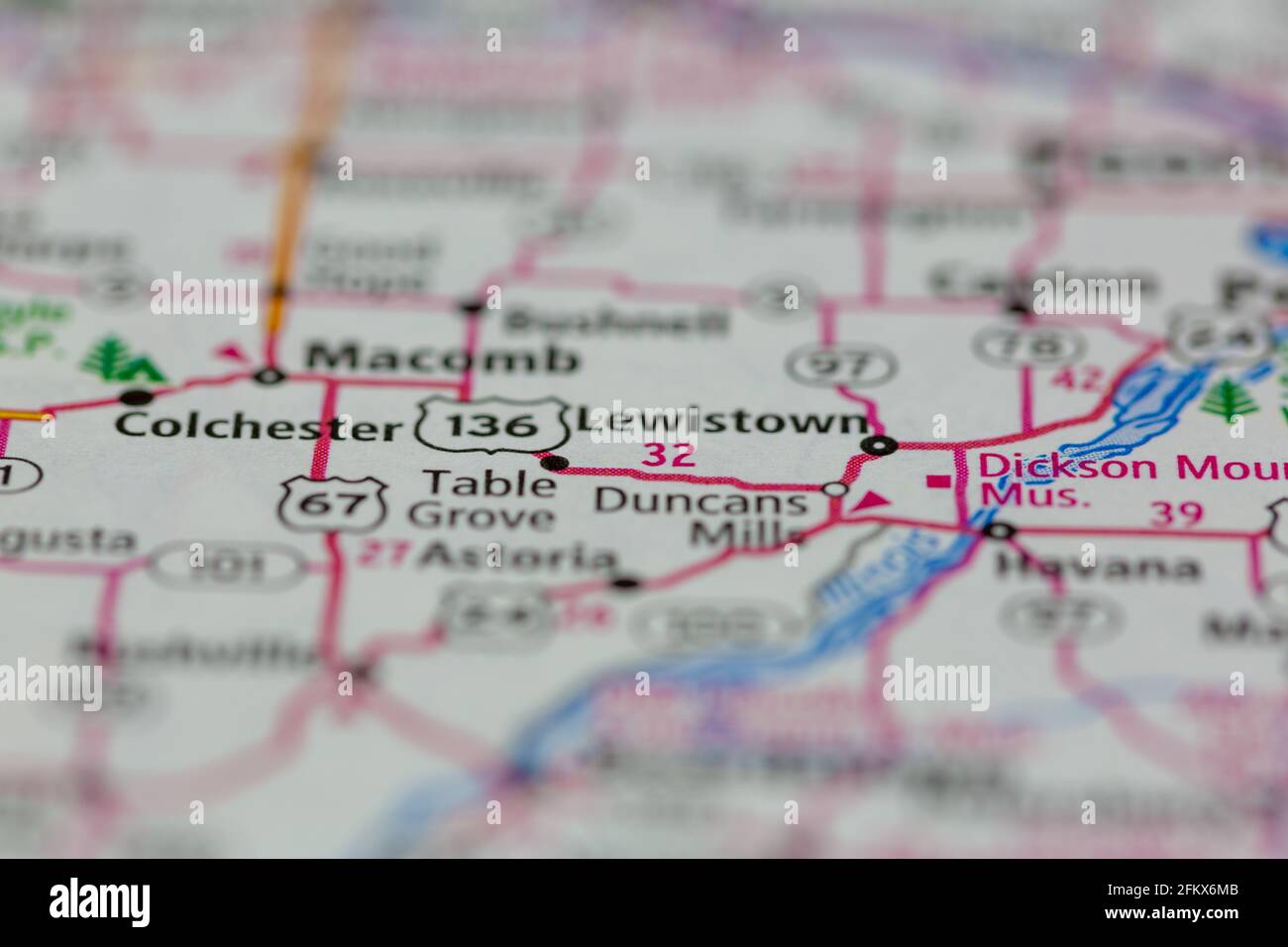 Lewistown Illinois aparece en un mapa geográfico o mapa de carreteras