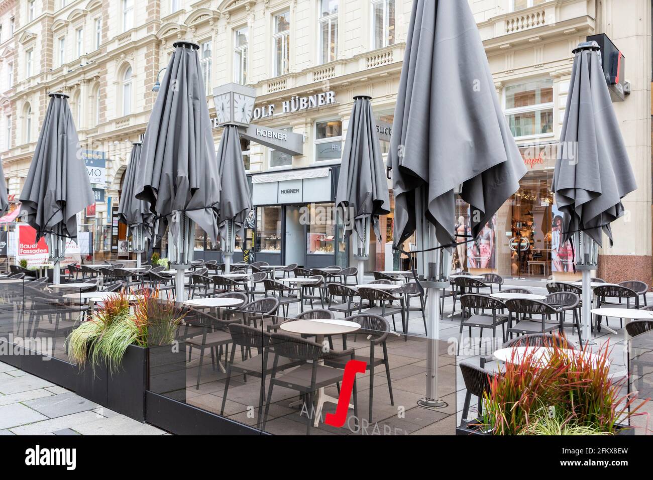 Schanigarten vacío, Gastronomía am Graben en Viena, Austria Foto de stock