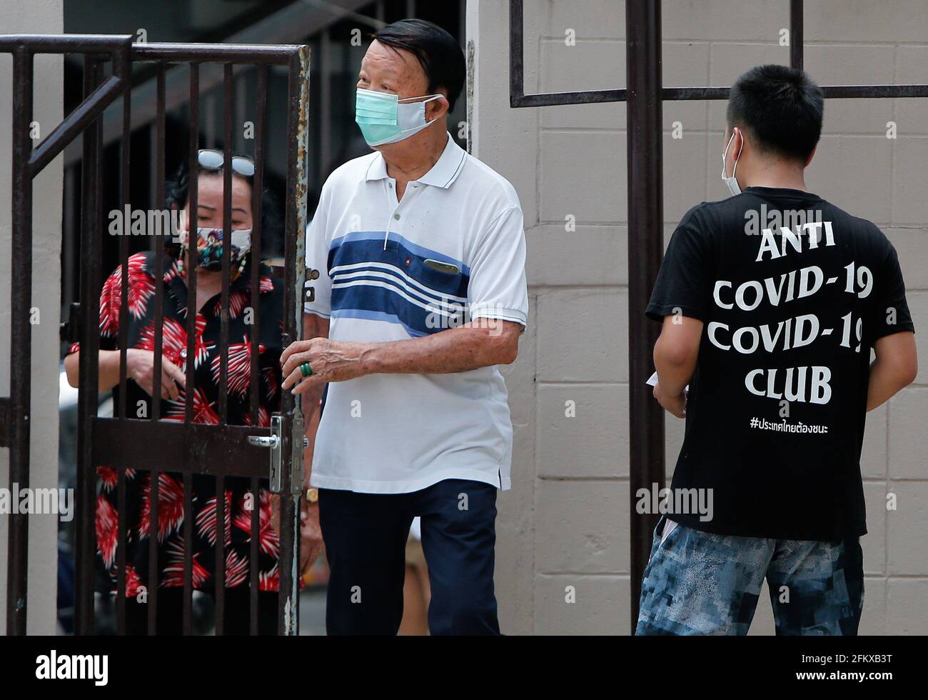 Bangkok, Tailandia. 04th de mayo de 2021. Un hombre con una camiseta 'Anti COVID-19' durante una prueba de prueba en Bangkok. El número de muertes de Covid-19 en Tailandia superó las 300 el martes, ya que se añadieron 27 muertes y 1.763 nuevos casos, lo que eleva el número a 303 muertes y 72.788 casos. (Foto de Chaiwat Subprasom/SOPA Images/Sipa USA) Crédito: SIPA USA/Alamy Live News Foto de stock