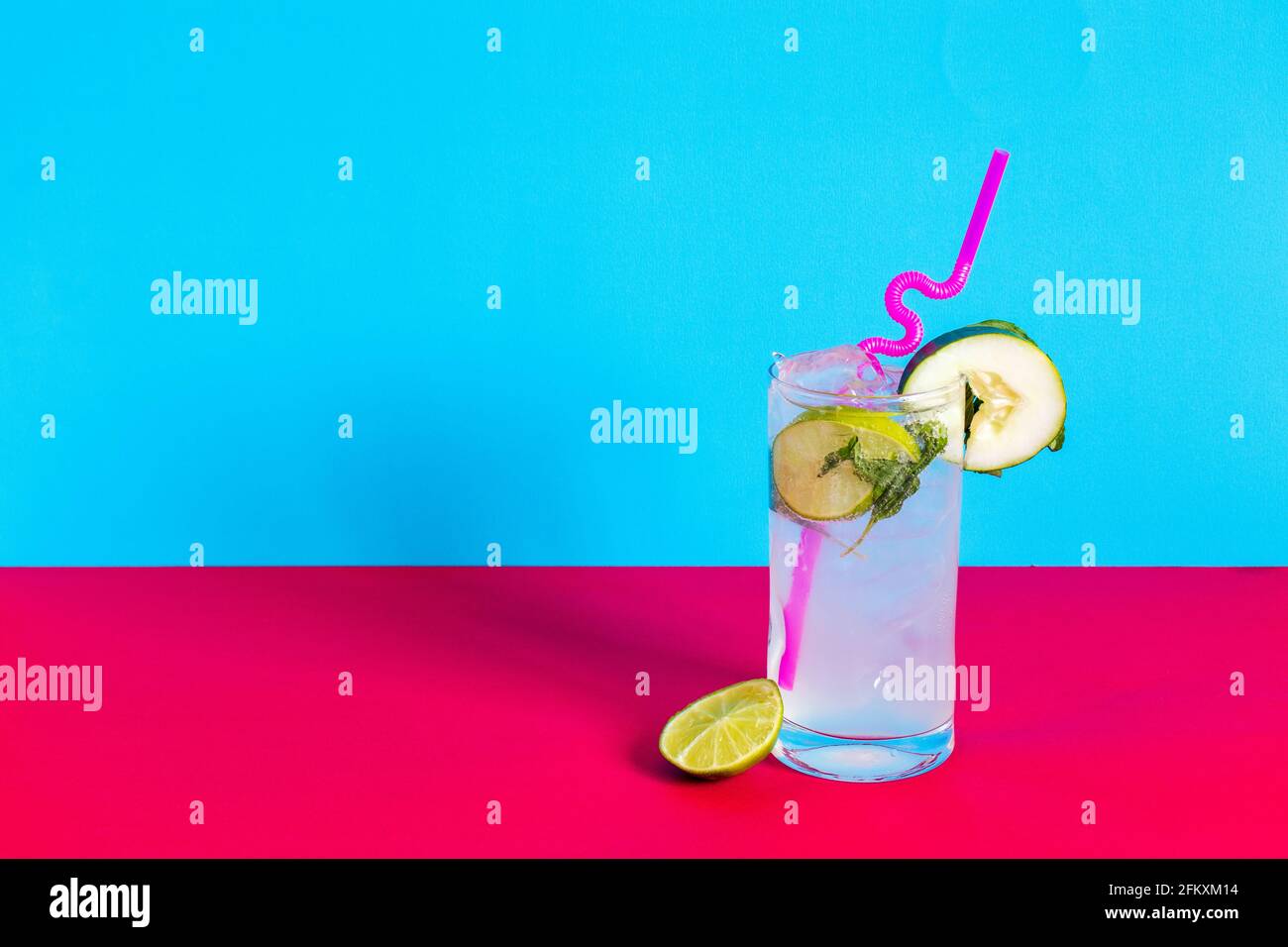 cóctel mojito tropical para el concepto de bebidas de primavera y verano Foto de stock