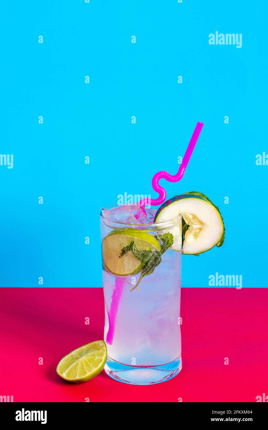 cóctel mojito tropical para el concepto de bebidas de primavera y verano Foto de stock