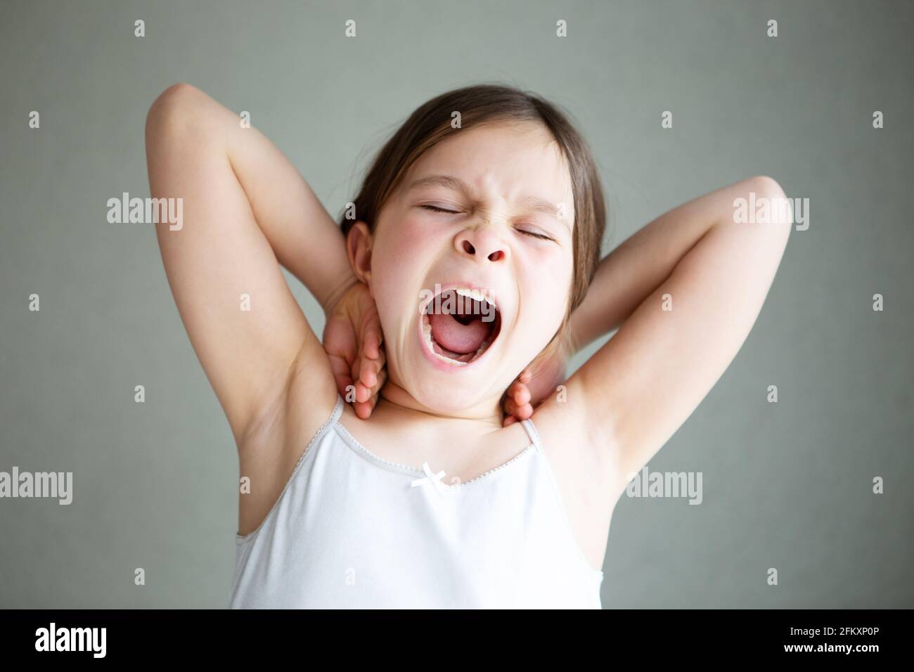Retrato de la niña bostezante por la mañana Foto de stock