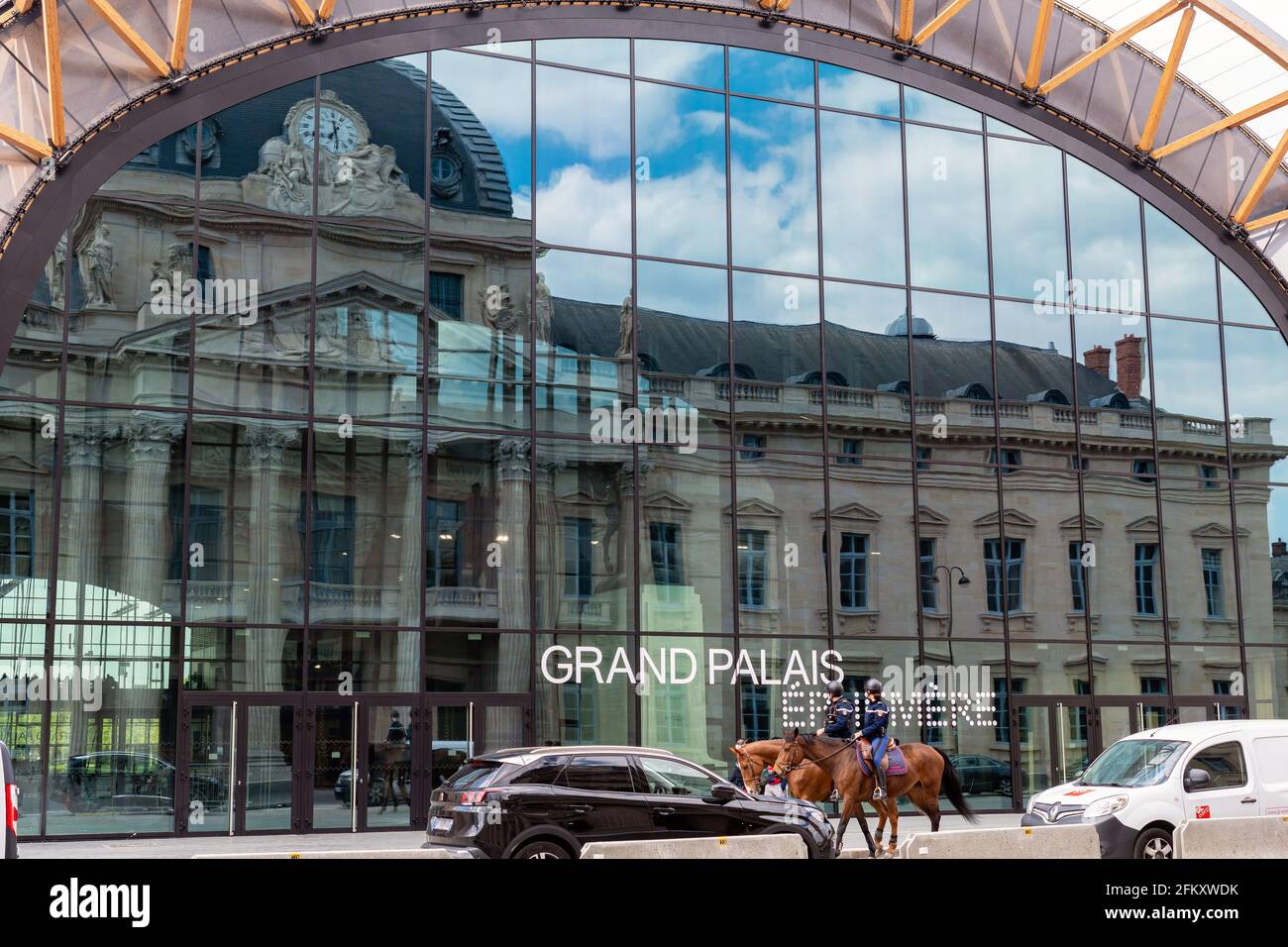 Patrulla de la Policía Montada frente al efímero Grand Palais - París, Francia Foto de stock