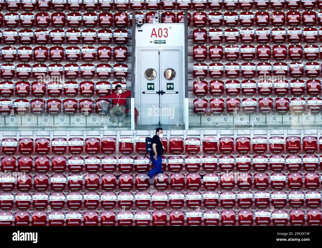 Tenis - ATP Masters 1000 - Madrid Open - Caja Magica, Madrid, España - 4 de  mayo de 2021 UN trabajador desinfecta asientos durante el Open de Madrid  REUTERS/Sergio Pérez Fotografía de stock - Alamy