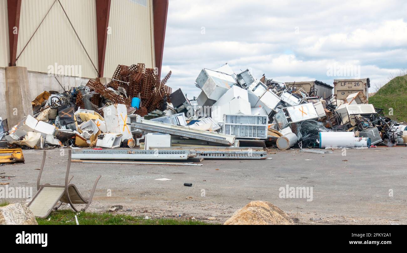 Reciclaje de chatarra con electrodomésticos en la instalación de gestión integrada de residuos sólidos de Bourne, Cape Cod, Massachusetts, EE.UU Foto de stock