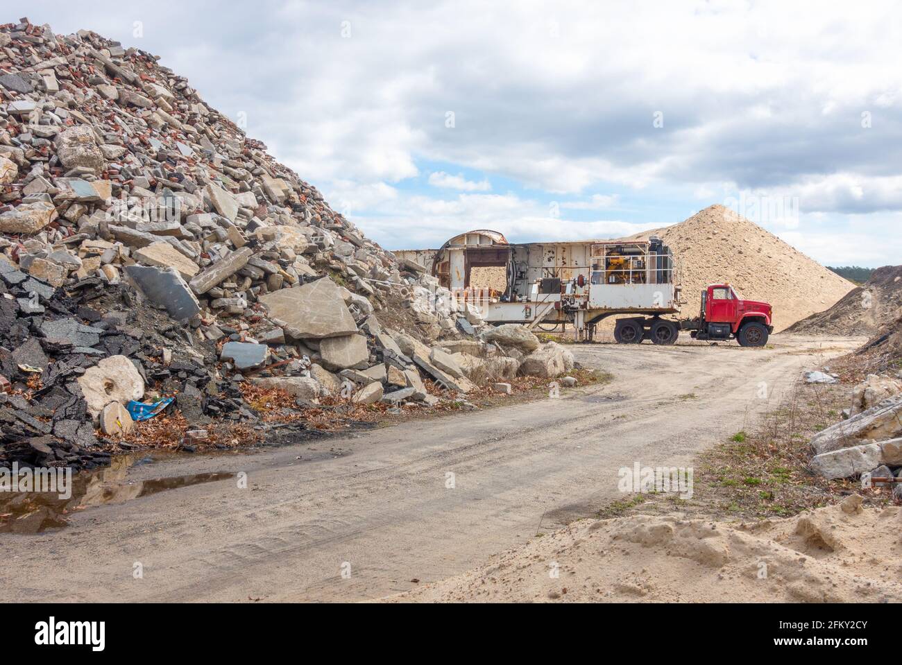 Área de desechos de demolición de hormigón, asfalto y ladrillo y colina de arena en el vertedero-Bourne Integrated Solid Waste Management Facility Foto de stock