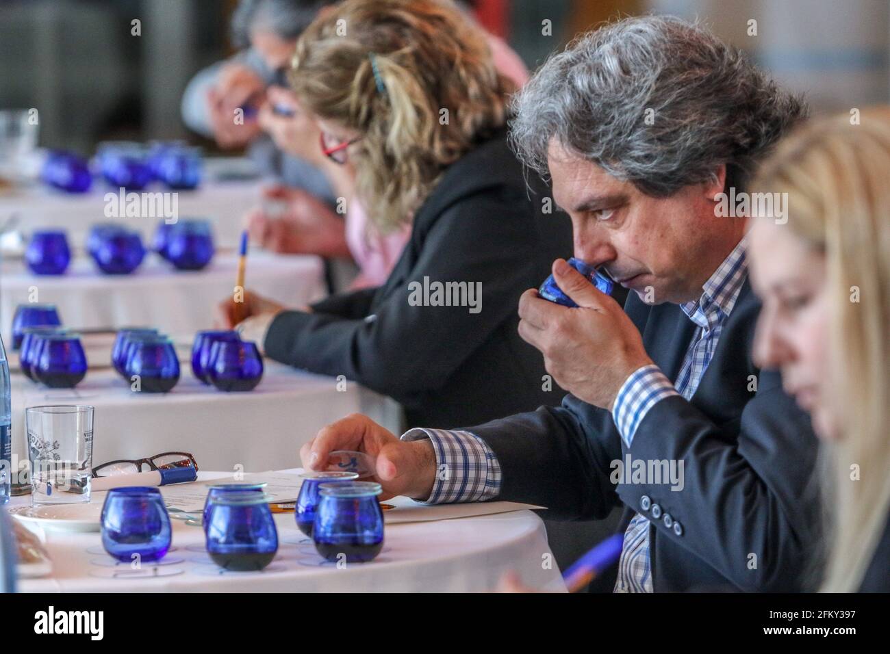 4 de mayo de 2021: 4 de mayo de 2021 (Málaga) Los molinos de aceite Finca La Torre, Hacienda de Colchado y Promociones CIMAT Ãlora XXII han ganado el XX Premio al Mejor Aceite de Oliva Virgen Extra de la provincia de Málaga. Este concurso, que este 2021 cumple 20 años. A esta vigésima edición del concurso han asistido un total de 16 molinos de petróleo pertenecientes a 15 municipios de la provincia y a las comarcas de Guadalteba, Guadalhorce, AxarquÃ-a, Antequera, Sierra de las Nieves, SerranÃ-a de Ronda y Nororma. El premio está dotado de 15.000 euros y se ha celebrado en la fábrica de cerveza Victoria. (Imagen de crédito: © L Foto de stock