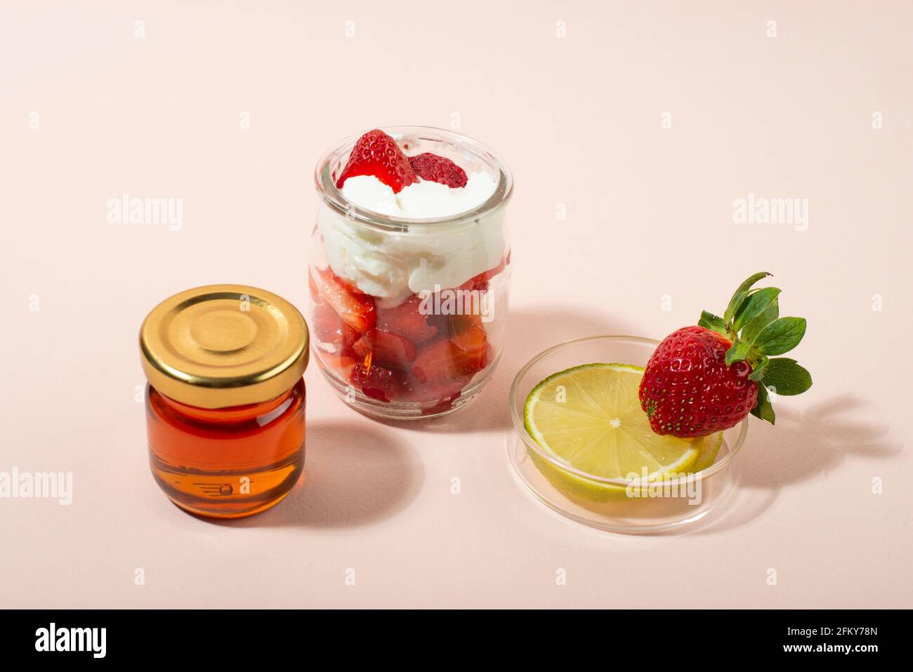 Ingredientes caseros de la mascarilla de fresa: Fresa, yogur, miel, limón.  Productos caseros para el cuidado de la piel Fotografía de stock - Alamy