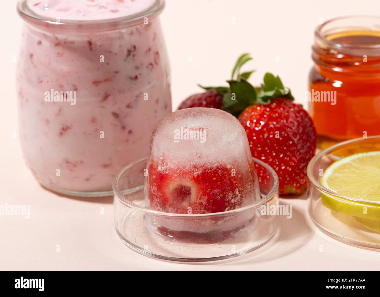Ingredientes caseros de la mascarilla de fresa: Fresa, yogur, miel, limón,  avena. Productos caseros para el cuidado de la piel Fotografía de stock -  Alamy