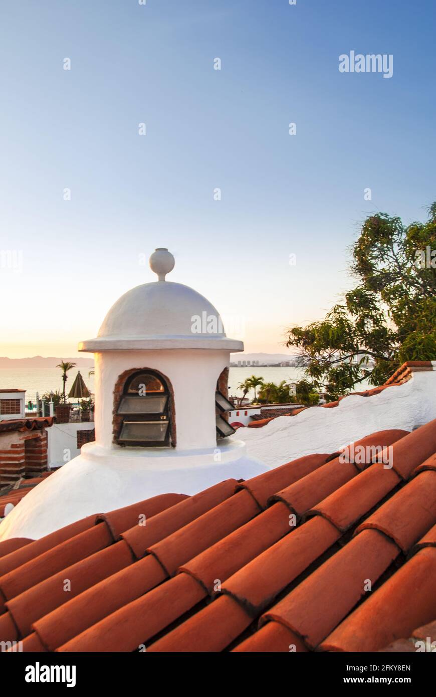 Las cúpulas de la azotea son un icono de la arquitectura urbana colonial en la “Zona Romántica” de Puerto Vallarta, Jalisco, México. #613PV Foto de stock