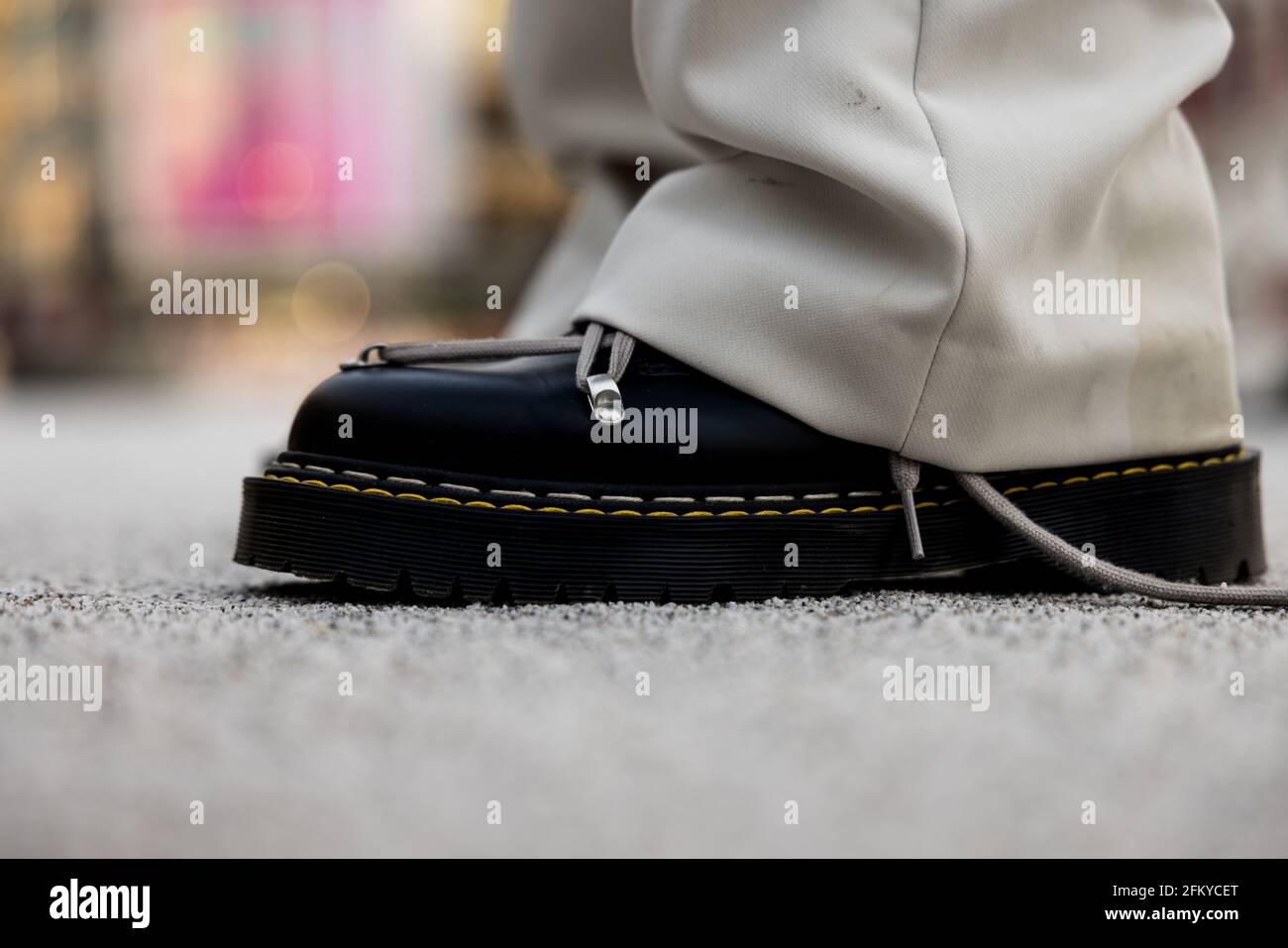 Primer plano de modernas botas negras con diseño de encaje abstracto  Fotografía de stock - Alamy