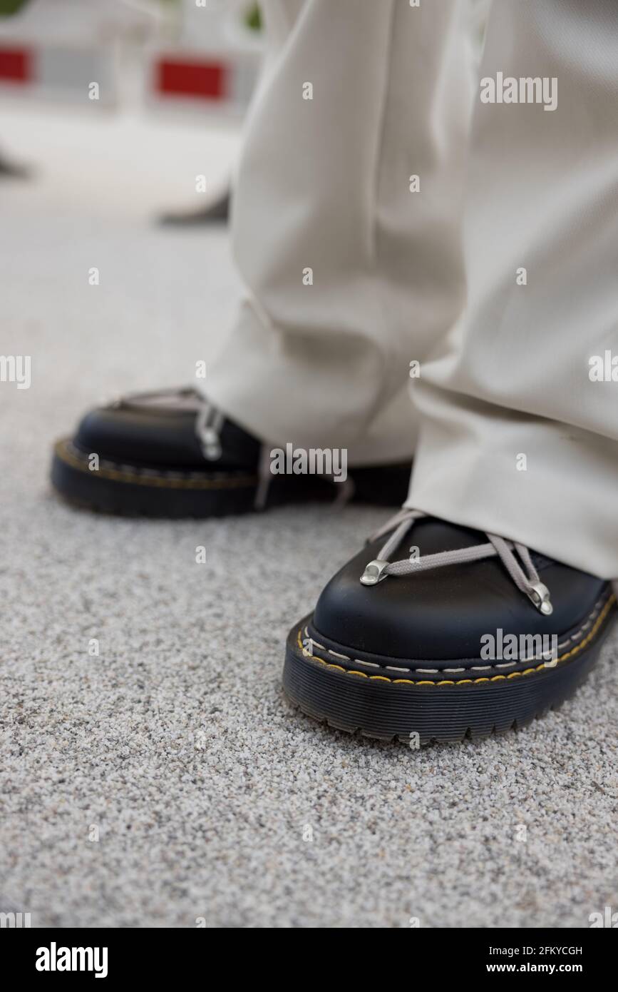 Primer plano de modernas botas negras con diseño de encaje abstracto  Fotografía de stock - Alamy