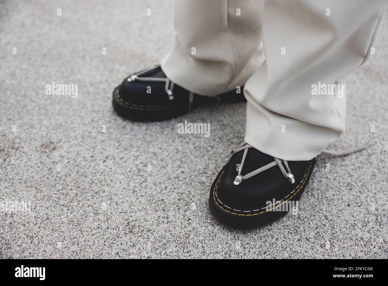 Primer plano de modernas botas negras con diseño de encaje abstracto  Fotografía de stock - Alamy
