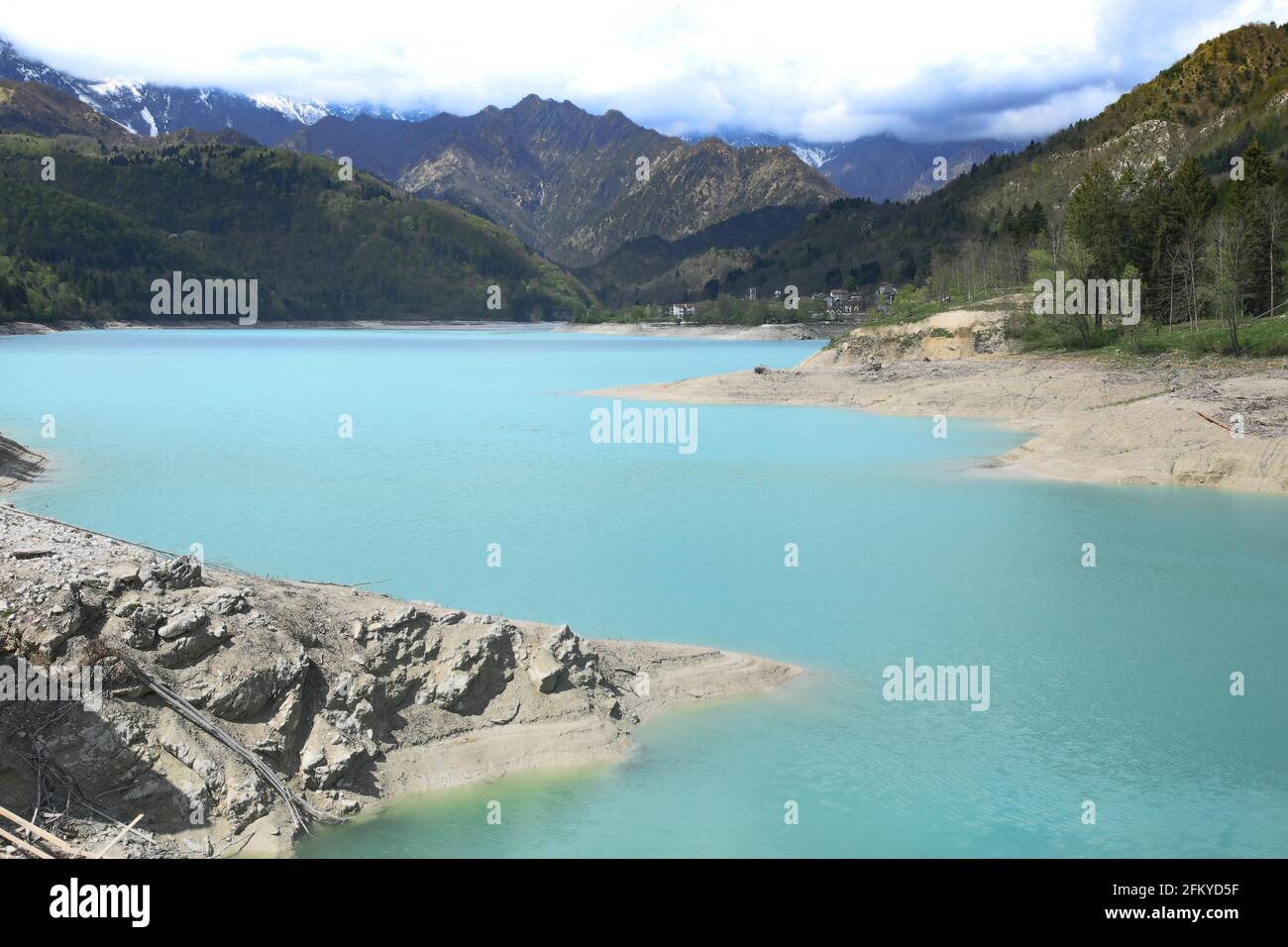 Lago alpino Barcis con cielo nublado en Valcellina-Prodenone, Italia Atracciones en Dolomitas Foto de stock