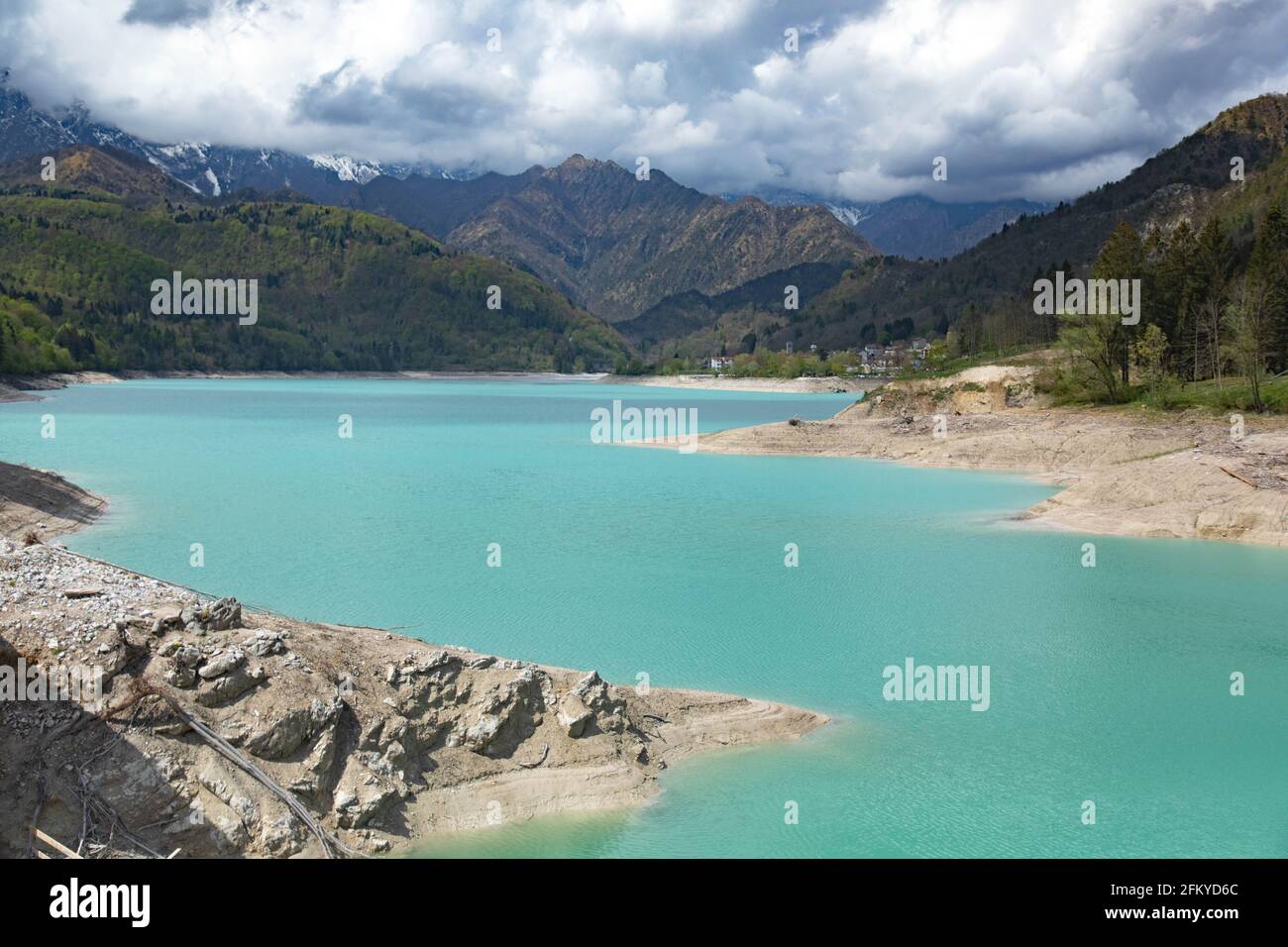 Lago alpino Barcis con cielo nublado en Valcellina-Pordenone, Italia Atracciones en Dolomitas Foto de stock