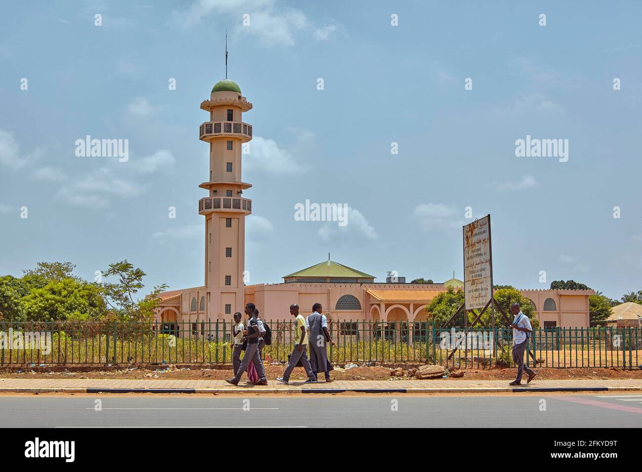 Gente caminando frente a la Mezquita Central en Guinea-Bissau África Foto de stock