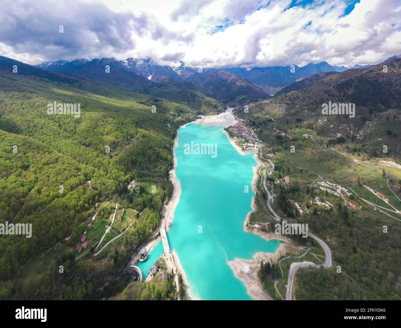 Lago Barcis en una vista aérea panorámica desde arriba durante Día soleado en Valcellina-Pordenone, lugar para visitar en Dolomitas Foto de stock