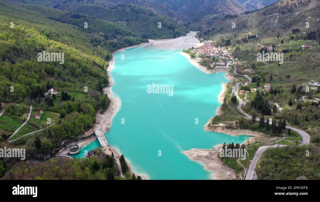 Lago Barcis en una vista aérea panorámica desde arriba durante Día soleado en Valcellina-Pordenone, lugar para visitar en Dolomitas Foto de stock