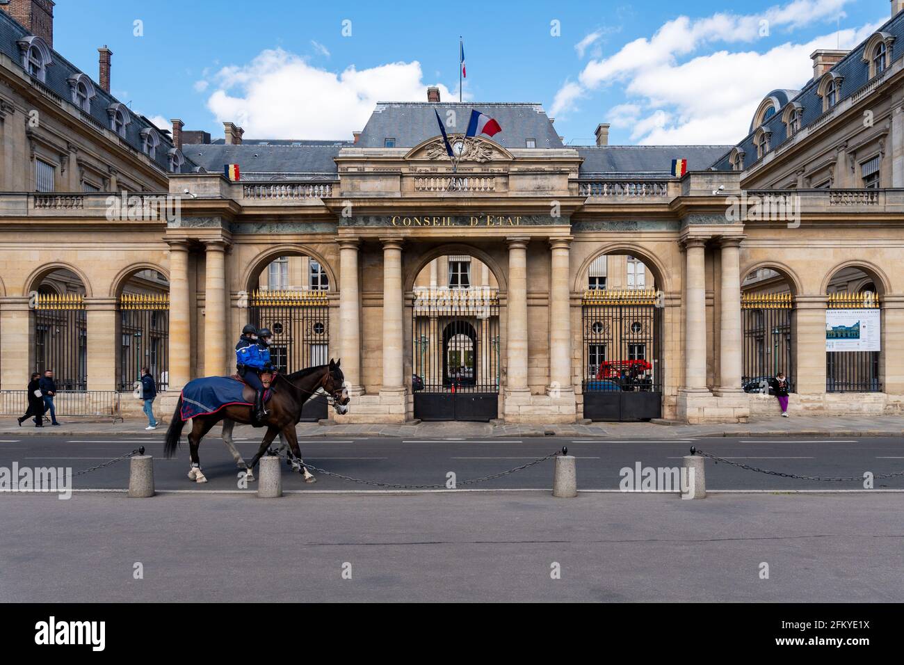 Patrulla de la Policía Montada frente al Consejo de Estado francés - París, Francia Foto de stock