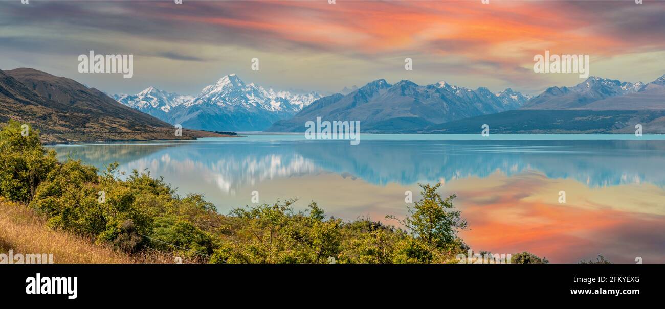 Reflejo escénico del Monte Sefton y el Monte Cook en el lago Pukaki, Isla Sur de Nueva Zelanda Foto de stock