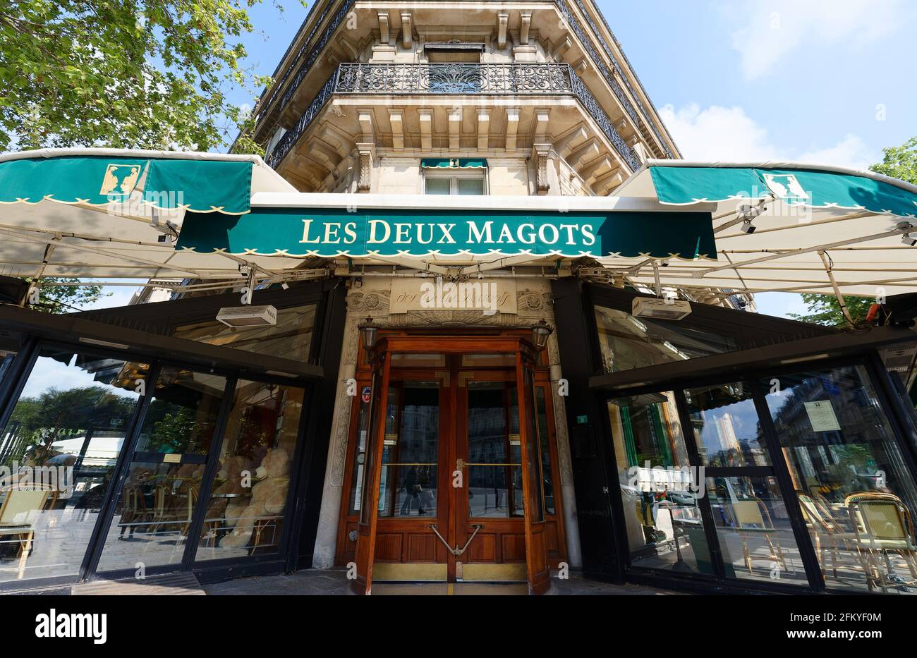 El famoso café Les deux Magots situado en la zona de Saint Germain des Pres de París.ha sido frecuentado por Ernest Hemingway, Pablo Picasso, Albert Camus Fotografía de stock - Alamy