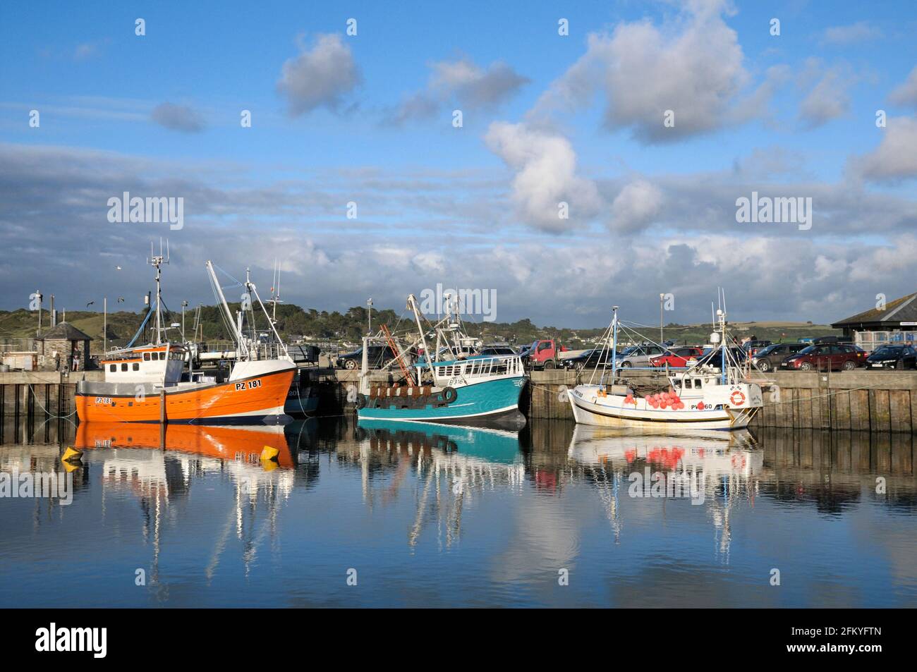 Barcos de pesca en Padstow Harbor, North Cornwall, Inglaterra, Reino Unido Foto de stock