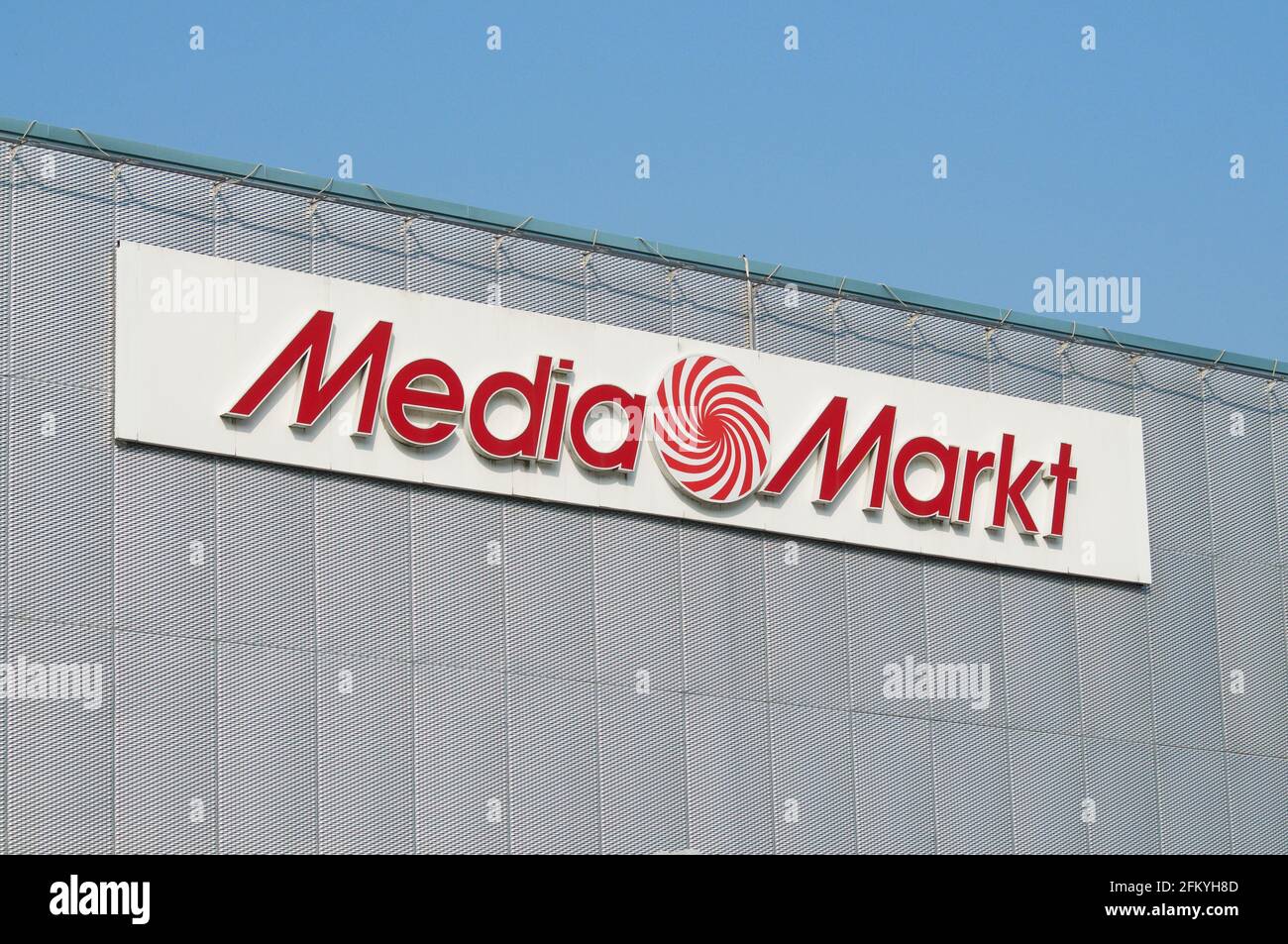 Grande, Ticino, Suiza - 26th Marzo 2021 : Signo MediaMarkt colgando en el  centro comercial Grancia Sud en Lugano. Media Markt es una multinacional  alemana Fotografía de stock - Alamy